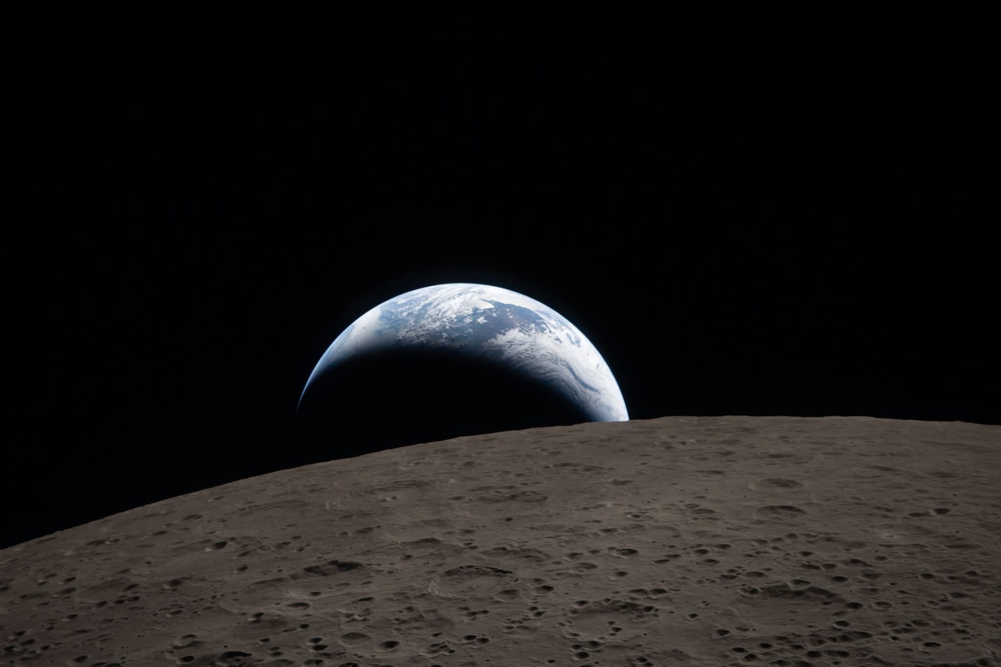 Artemis II මෙහෙයුමෙන් සඳෙහි අඳුරු පැත්තෙන් ලෝකයට ප්‍රථම ඡායාරූපයක්