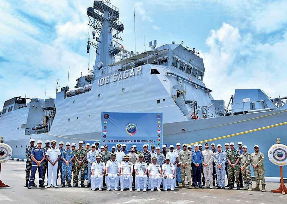 බහුජාතික නාවික කණ්ඩායම රැගත් IOS සාගර් කොළඹට